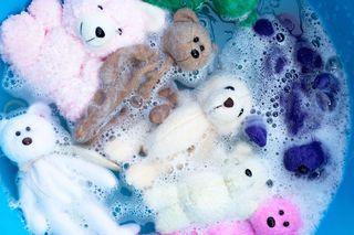 Jak prawidłowo prać pluszaki? Trzy kroki, aby znów były jak nowe