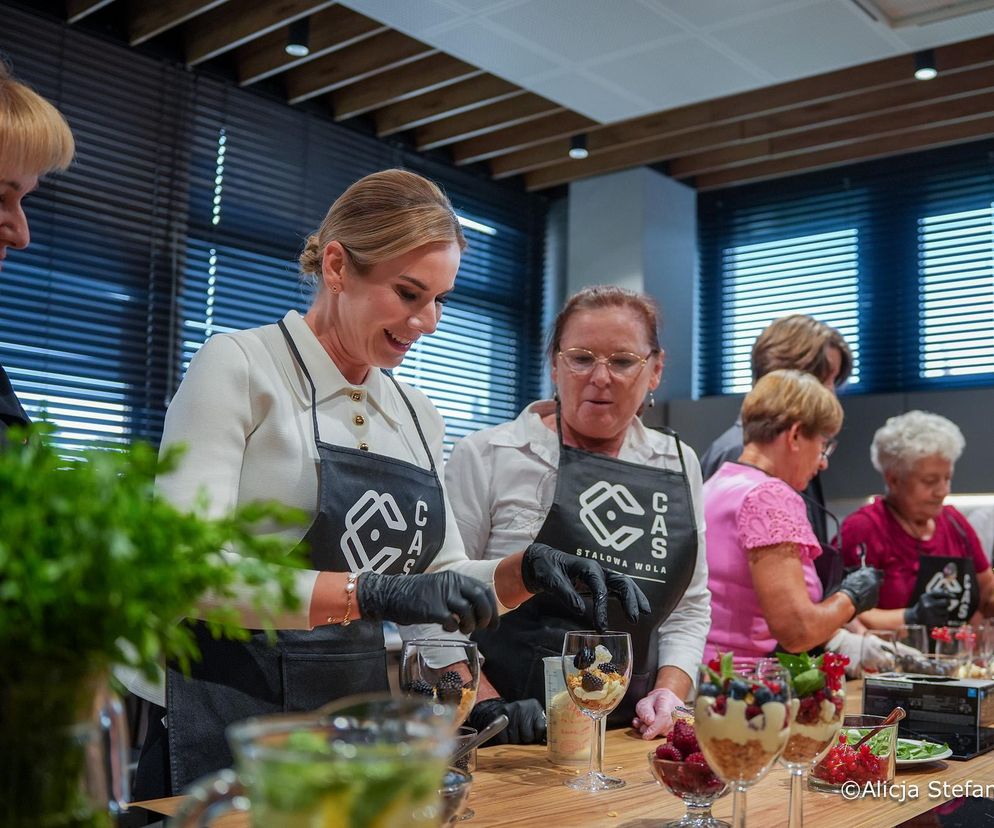 Marta Nawrocka zdała szyku w żakiecie zapinanym na złote guziki! Wyruszyła z pierwszą wizytą jako prezydentowa 