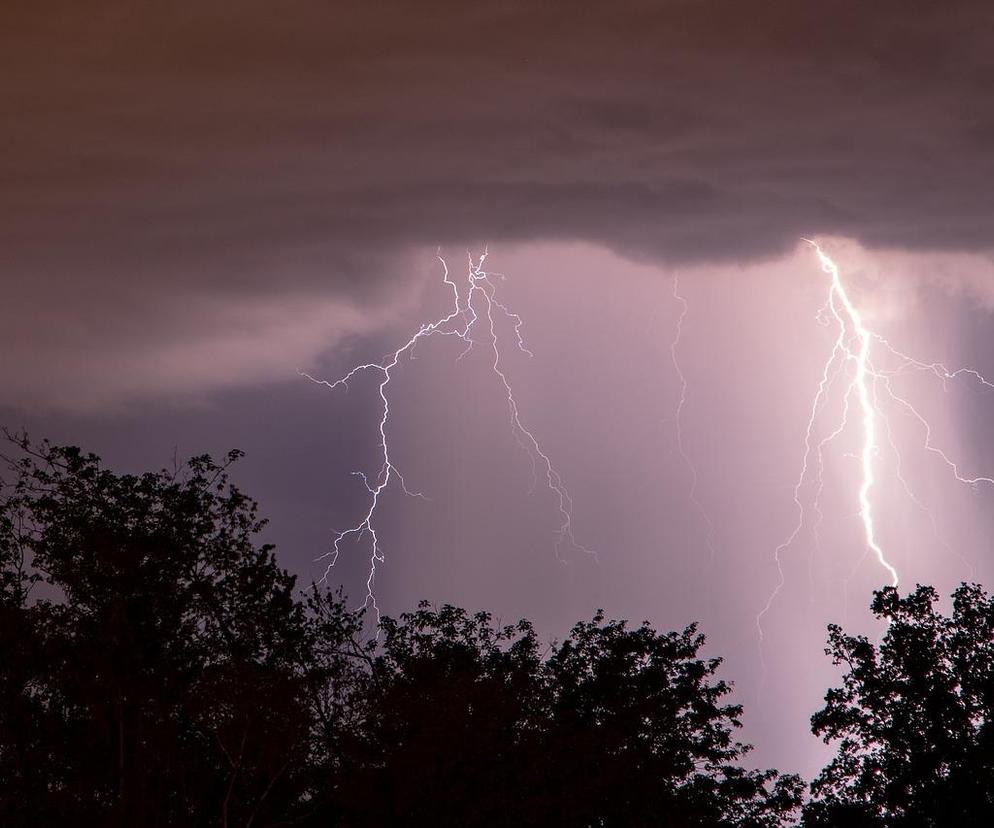 Burze z ulewnym deszczem przejdą przez region łódzki