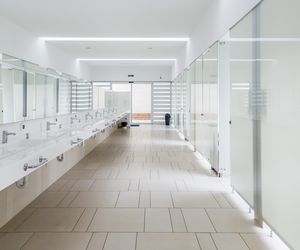 Pomieszczenia higieniczno-sanitarne w halach – co mówi prawo?