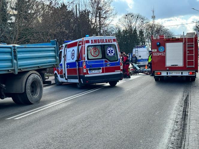 Tragedia w Błoniu. 15-latka wpadła pod ciężarówkę. Lądował śmigłowiec LPR