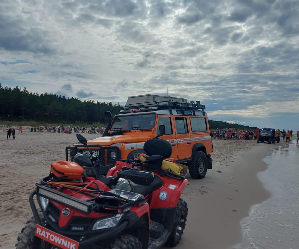 Chwile grozy na plaży w Karwii. Ratownicy utworzyli łańcuch życia z pomocą plażowiczów