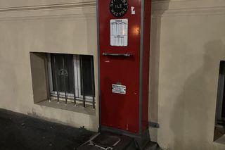 Jaką historię ma czerwona waga w centrum Poznania?