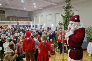 Świąteczny kiermasz w Żelistrzewie 2024. Klimat i cudowne zapachu czuć było z daleka [GALERIA]