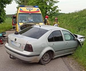 Volkswagen roztrzaskał się o drzewa pod Bartoszycami! 20-latek leżał w rowie, silnik - w zaroślach [ZDJĘCIA].