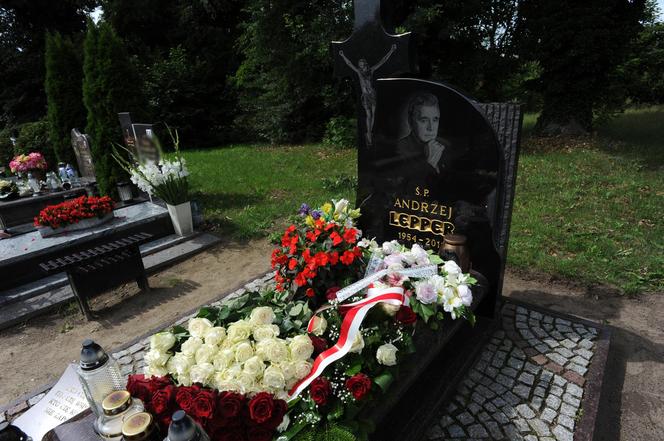 Rocznica tragicznej śmierci Andrzeja Leppera. Oto, jak wygląda jego grób 12 lat od śmierci