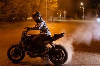 Ryk silników motocykli po 23:00 