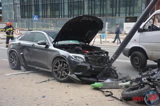 Pijany kierowca rozbił trzy samochody, wjechał w latarnię, zaparkowane motory i hulajnogi!