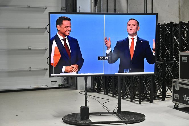 Wielkie wejście Trzaskowskiego do TVP. Zdjęcia uchwyciły każdy krok