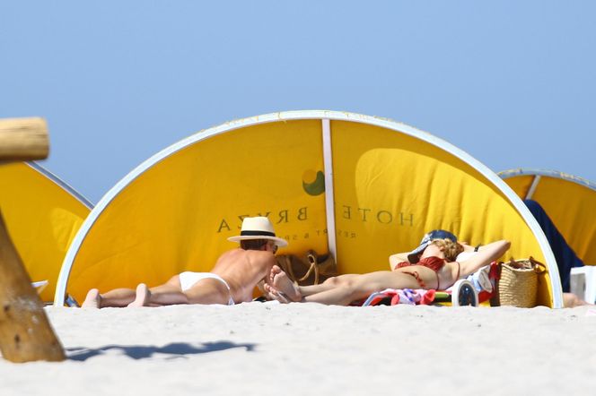 Jan Englert z żoną i ćorką w Juracie