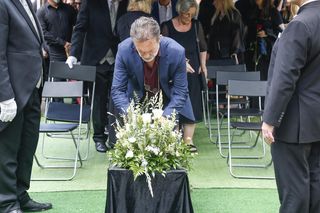 Żałobnicy brawami na kolanach oddali hołd Joannie Kołaczkowskiej. Niezwykły moment wywołał morze łez