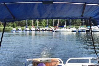 Wygląda jak wakacyjny kurort, przyciąga miłośników sportów wodnych. Warszawiacy chętnie spędzają tam upalne weekendy 