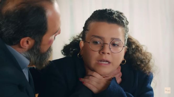 Wściekły bandyta rzuci się na dziewczynę