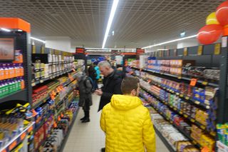 Ceny zakupów nadal rosną, ale tempo słabnie. Sieci handlowe walczą o klientów