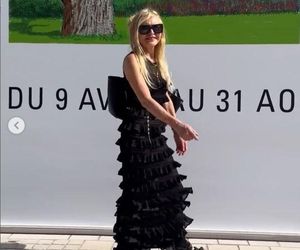 Monika Olejnik pręży biust w wydekoltowanej sukni. Co za sylwetka!