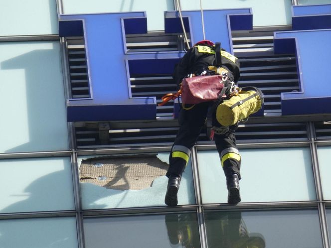 Fragment elewacji spadł z 27. piętra hotelu