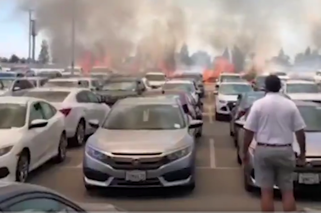 Ogień ciągnął się hektarami. Masa aut zmasakrowanych przez żywioł - WIDEO