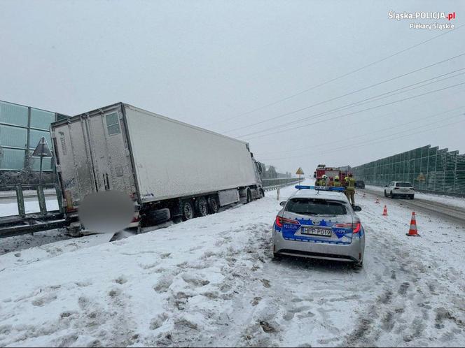 Utrudnienia na autostradzie A1. Ciężarówka wypadła z drogi. Droga częściowo zablokowana