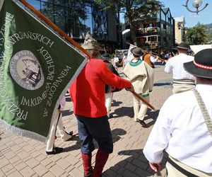 150-lecie przewodnictwa tatrzańskiego. Przemarsz przewodników po Krupówkach w Zakopanem