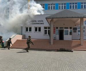 Atak na szkołę pod Toruniem. Efektowne zdjęcia z akcji wojska