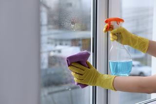 Fachowy trik na mycie okien bez smug na wiosnę 2023. Wiele osób wyrzuca ją do kosza, a wspaniale poleruje szyby. Czyste okna wpuszczą wiosenne słońce