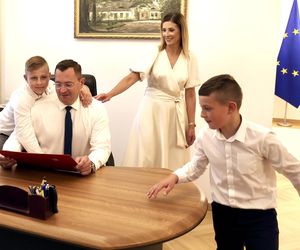 Minister rolnictwa pokazał nam, gdzie pracuje. Dzieci przejęły jego gabinet!
