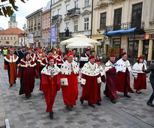 Inauguracja nowego roku akademickiego w Lublinie. Symbolicznie przemaszerowano przez centrum miasta