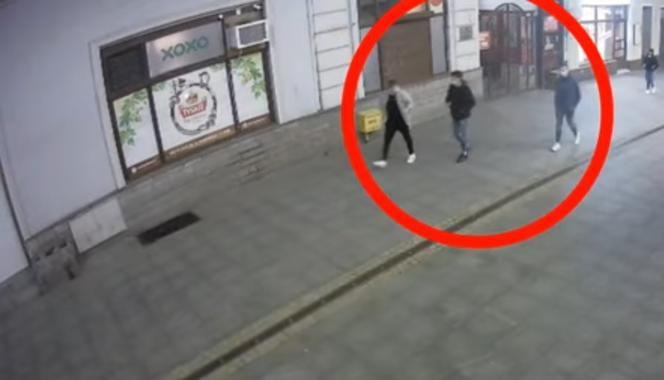 Pobicie w centrum Bydgoszczy! Policja publikuje nagranie i prosi o pomoc [WIDEO]