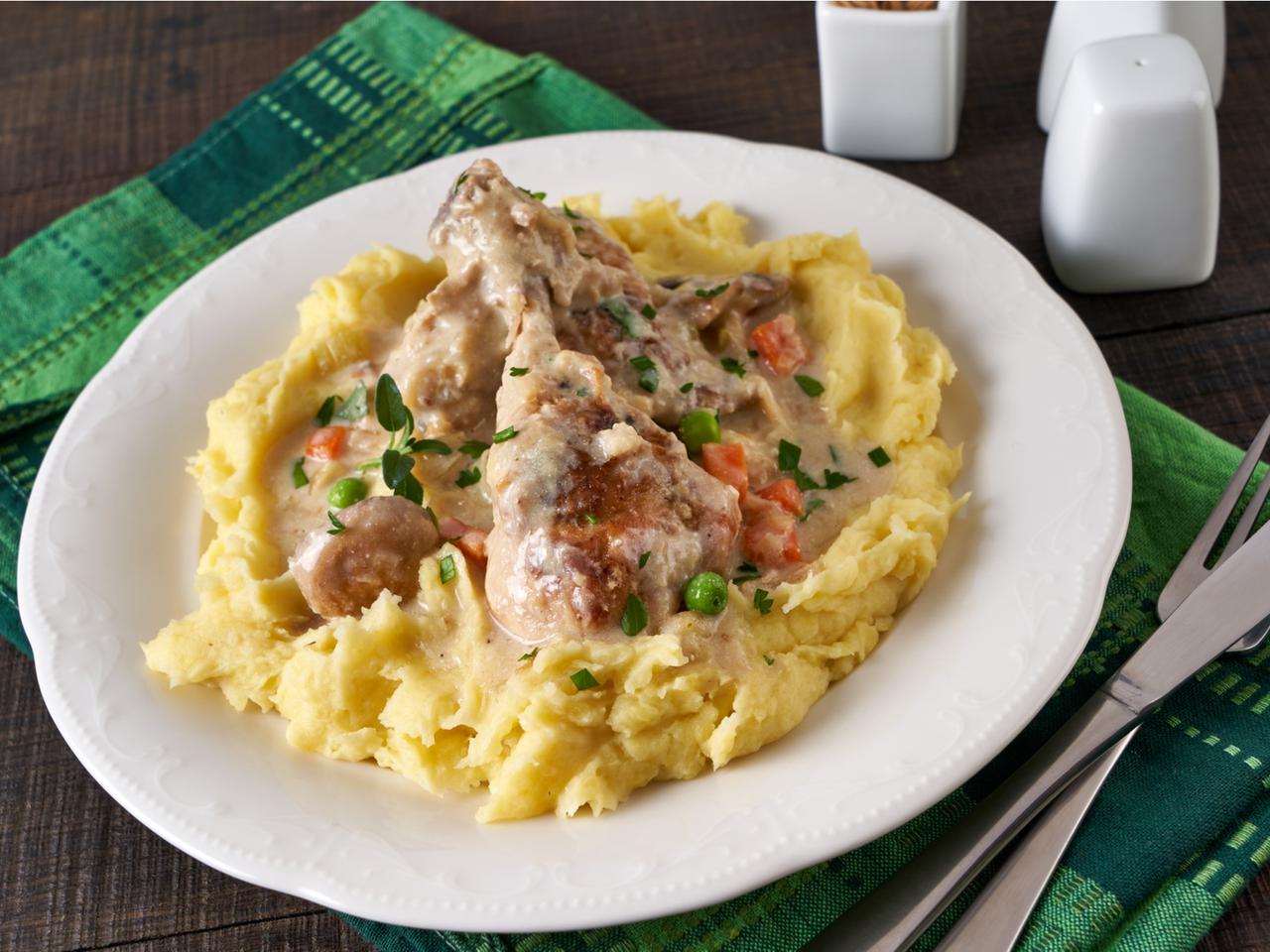 Pałki kurczaka w sosie z marchewką i groszkiem: przepis na przepyszny obiad