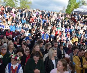 Takie tłumy na MAJÓWCE w Gminie Mirzec! Zabawa na całego i zespół BACIARY