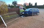 Łęg Tarnowski. Opel wypadł z jezdni i uderzył w betonowe ogrodzenie