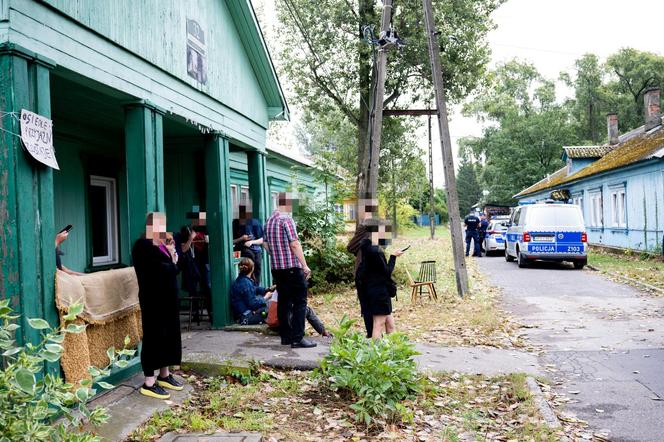 Chaos na Osiedlu Przyjaźń. Policja zatrzymała mieszkańca domku. „Wyciągnęli go siłą”