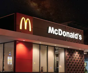Czy McDonald’s jest otwarty w Sylwestra i Nowy Rok? Sprawdzamy godziny otwarcia restauracji w Lublinie 
