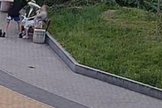 Nowy postrach seniorów we Wrocławiu. Złodziej na hulajnodze zrywa łańcuszki, policja szuka przestępcy