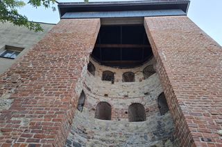 Baszta Półokrągła mieści się na podwórku za kamienicą przy ul. Jezuickiej 7