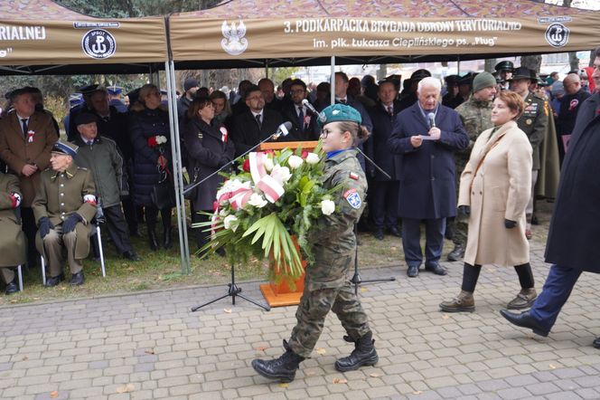  Uroczystości pod pomnikiem Józefa Piłsudskiego w Rzeszowie 