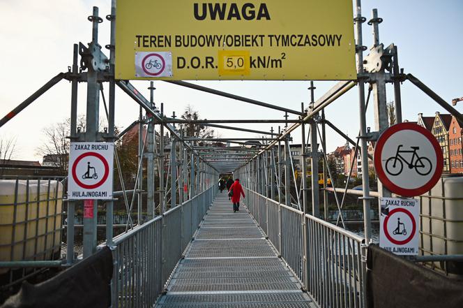 Zwodzona kładka na moście Rogoźników. Mieszkańcy Gdańska ruszyli na spacery [Zdjęcia] i [Wideo]