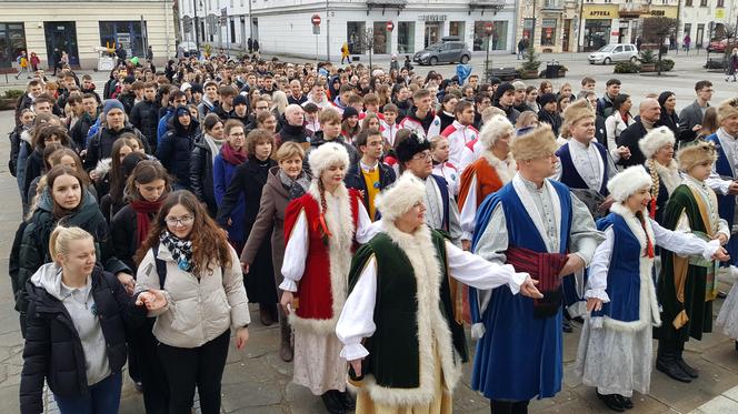 Maturzyści z Nowego Sącza zatańczyli poloneza na Ryku 