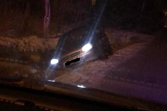 Wjechał do rowu, zostawił auto i uciekł. 26-latek spod Bełchatowa był kompletnie pijany. Wydmuchał ponad 2 promile