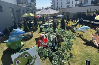 Sklep Żabka z ogródkiem dla klientów