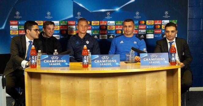 Jakub Golec i Jakub Rzeźniczak na konferencji prasowej na stadionie Chelsea