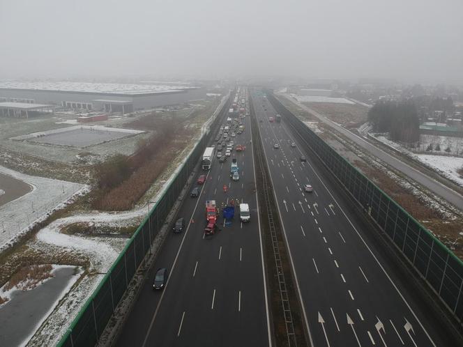 Śmiertelny wypadek na autostradzie. Renault uderzyło w bariery, potężne utrudnienia w ruchu