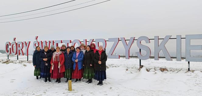 Napis "Góry Świętokrzyskie" w gminie Górno koło Kielc