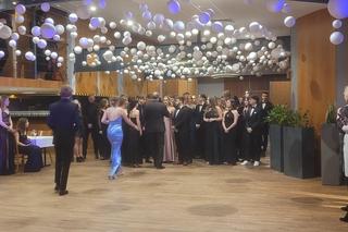 Studniówka III Liceum Ogólnokształcącego w Olsztynie. Tak maturzyści zatańczyli poloneza!