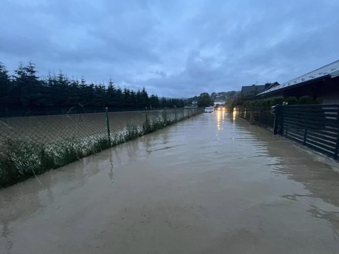 Intensywne deszcze nad Małopolską. Zalane ulice i masa podtopień. Strażacy wyjeżdżali co chwilę [ZDJĘCIA]. 