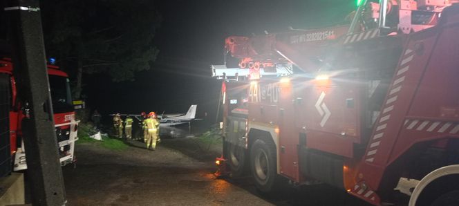 Awionetka runęła do jeziora międzybrodzkiego w Żywcu. Pilot uratowany, awionetka również