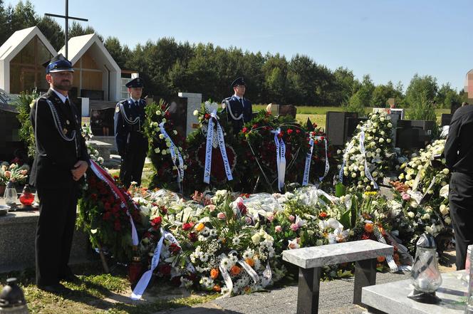 Policjant Arkadiusz zginął tragicznie.  Przez huk salwy na pogrzebie przedarł się łamiący serce szloch