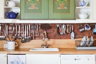 Kuchnie w bieli i drewnie w różnych stylach – rustykalny składak