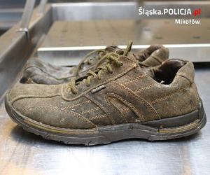 Buty mężczyzny śmiertelnie potrąconego przez pociąg w Mikołowie