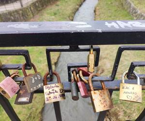 Tak wygląda most zakochanych w Tarnowie. W pobliżu jest zapomniana kapliczka św. Walentego